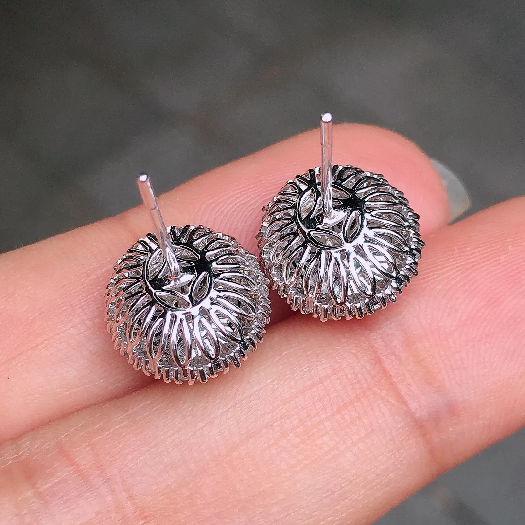 满绿蛋面耳钉，色泽均匀艳丽，玉质细腻，荧光感超
强，饱满水润，气质满满。18k
金豪华镶嵌