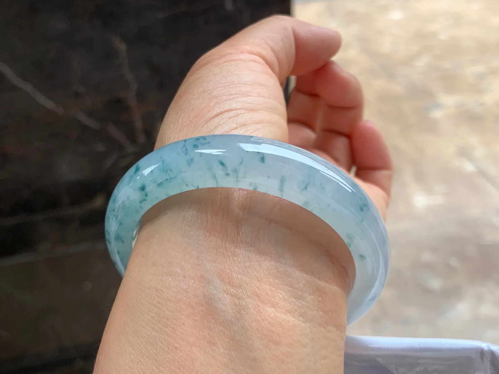 54.5-12.5-8mm
冰种飘花手镯 水润冰透 碎花点缀气质