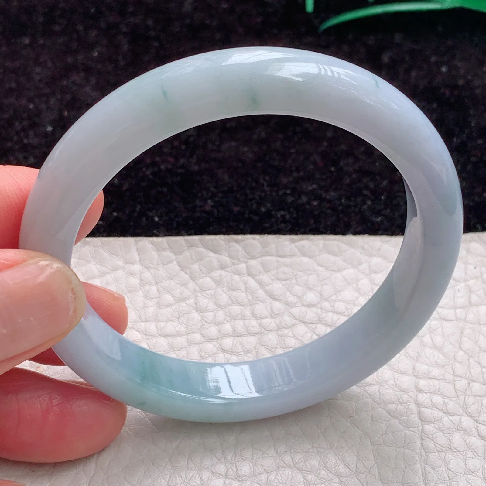 js自然光53*10.5*7.5缅甸翡翠手镯奶白底飘花平安镯宽边正圈镯子