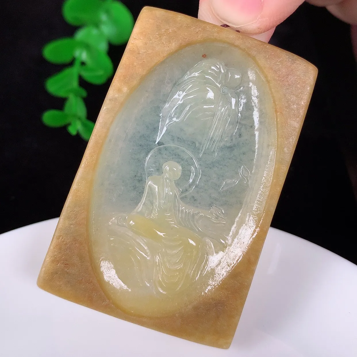 自然光实拍，冰润冰糯种黄翡翡翠悟道吊坠，翡翠悟道寓意“祥和，安宁，吉祥，幸福”，佩戴效果优雅迷人，性价比超高！#60.29