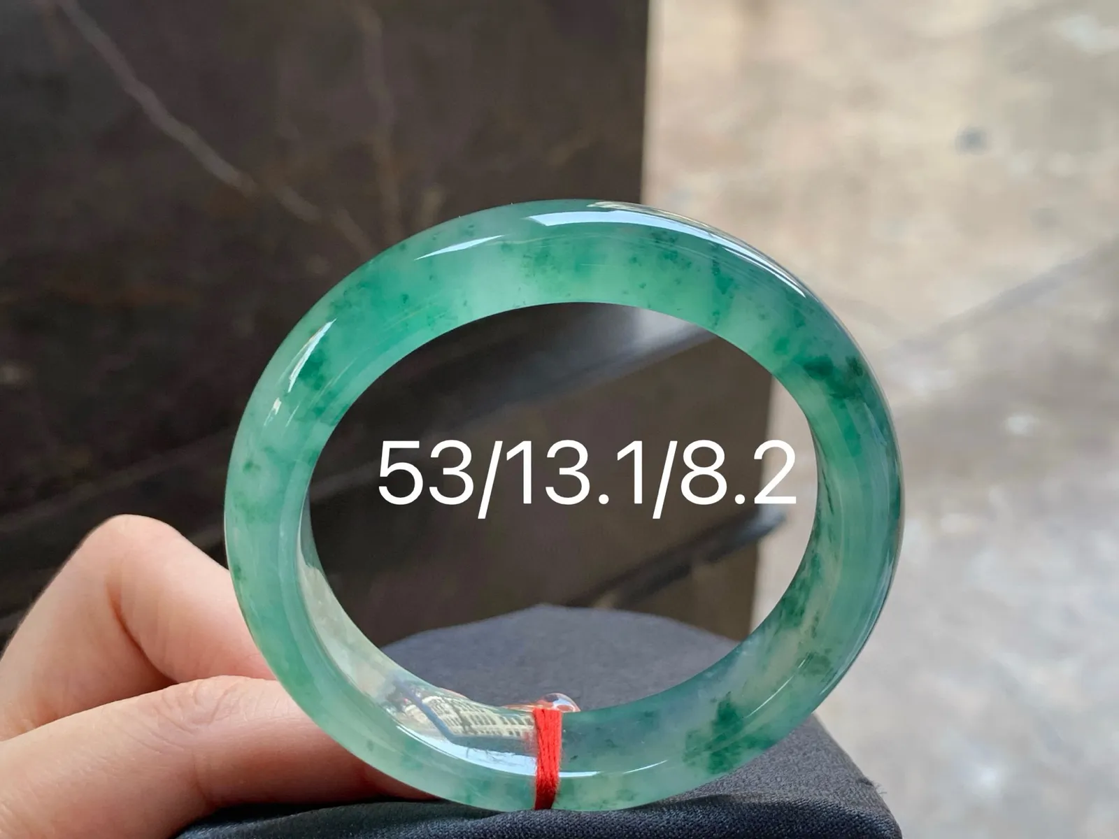 冰晴飘花手镯
清爽53/13.1/8.2mm