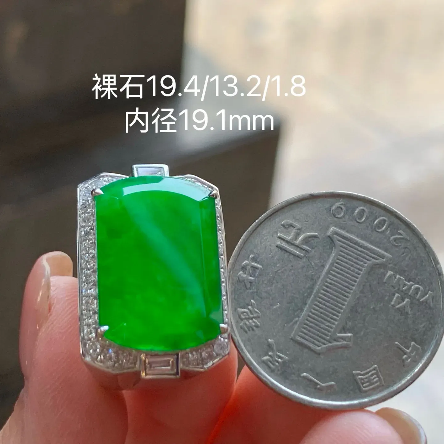 冰种满色方戒
真金镶嵌 大气