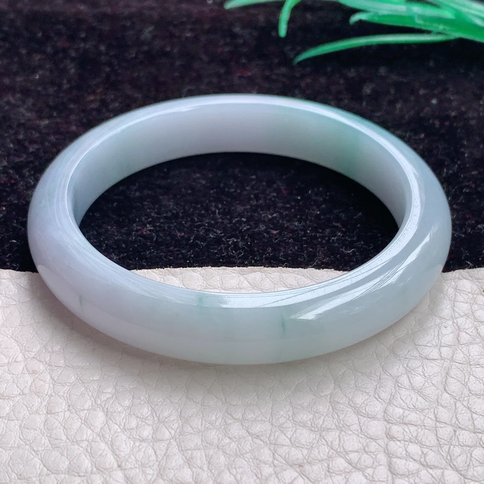 js自然光53*10.5*7.5缅甸翡翠手镯奶白底飘花平安镯宽边正圈镯子