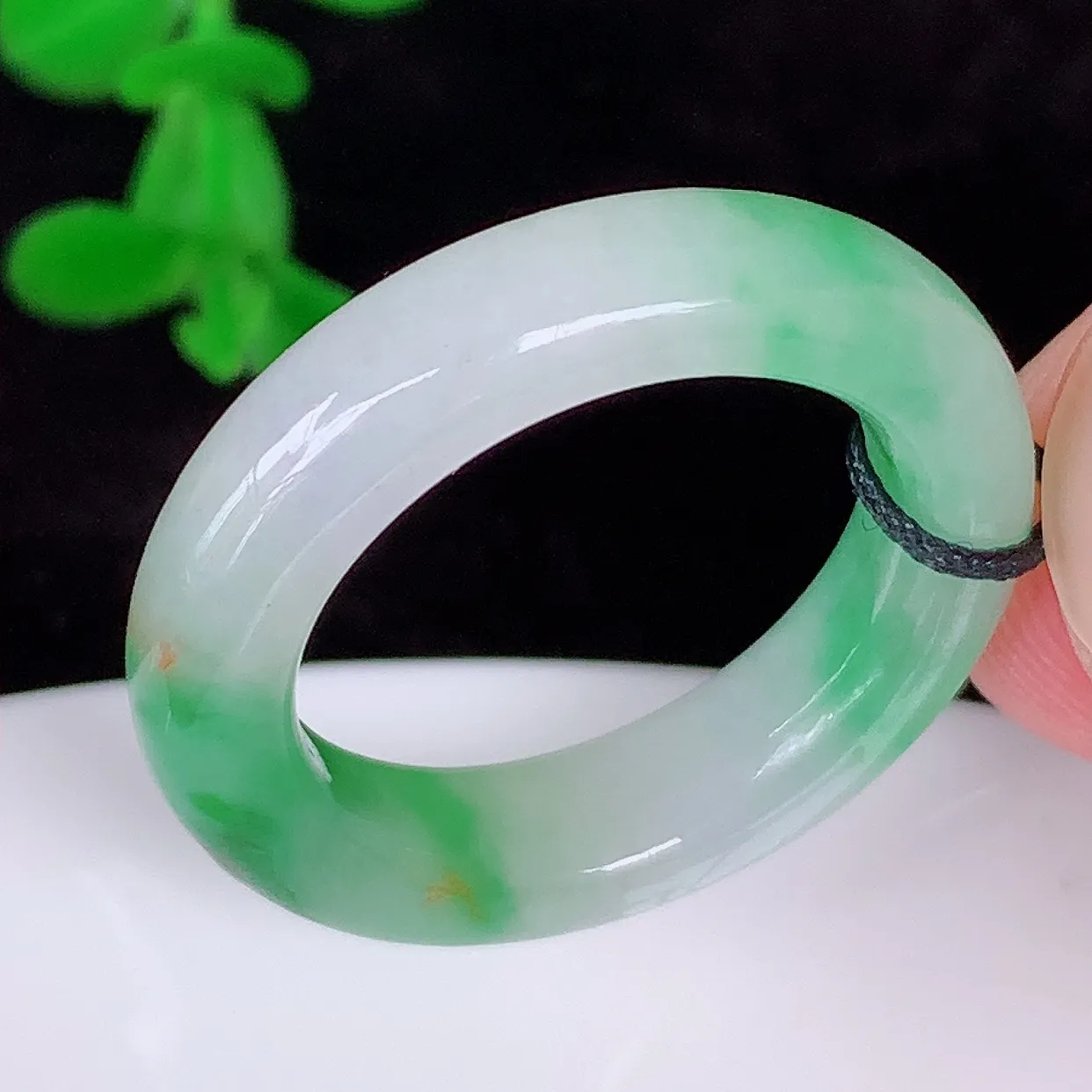 自然光实拍，冰润冰糯种飘绿18mm内径翡翠指环，玉戒指，玉质莹润，好精美好冰润的指环，18圈口，上手