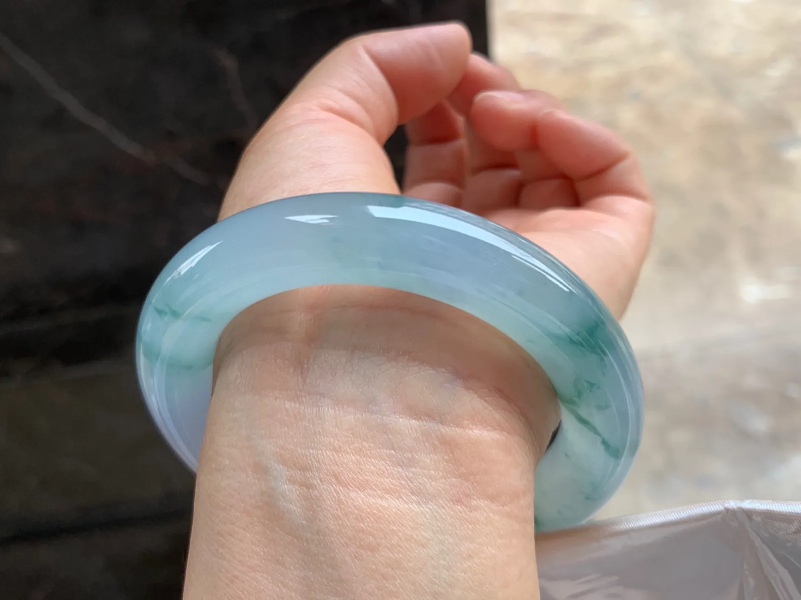 56-13mm
冰种飘花圆条手镯 冰透水润 胶感满满