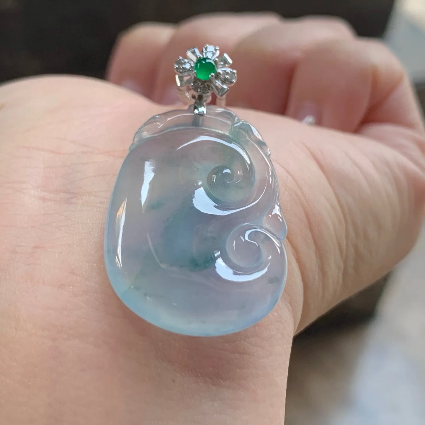 冰种淡春飘花如意
清爽