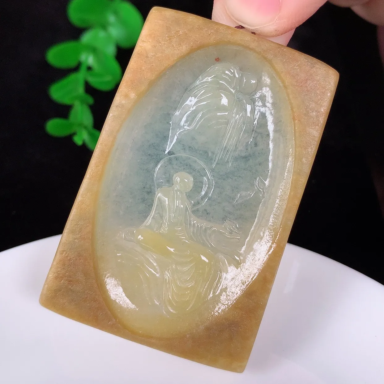 自然光实拍，冰润冰糯种黄翡翡翠悟道吊坠，翡翠悟道寓意“祥和，安宁，吉祥，幸福”，佩戴效果优雅迷人，性价比超高！#60.29
