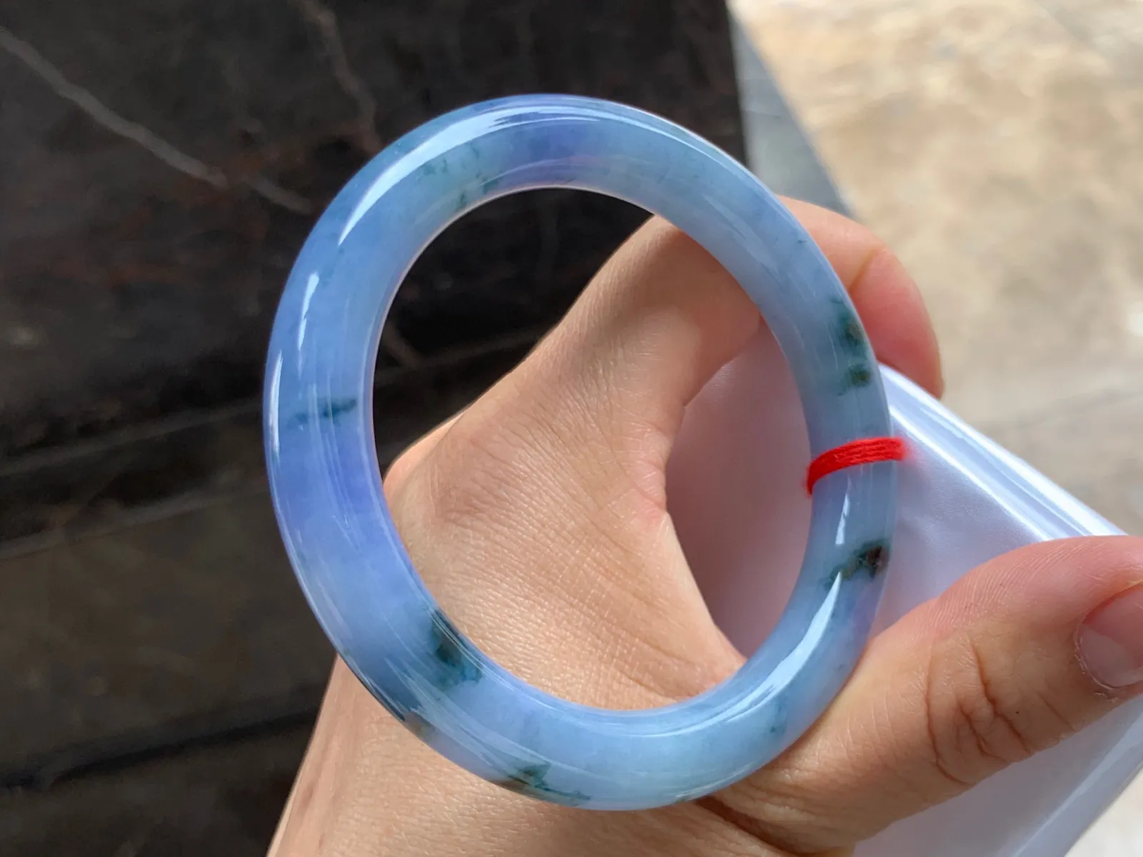 56-9.5mm
紫罗兰飘花圆条手镯 底子细腻 颜色浓艳 上手漂亮