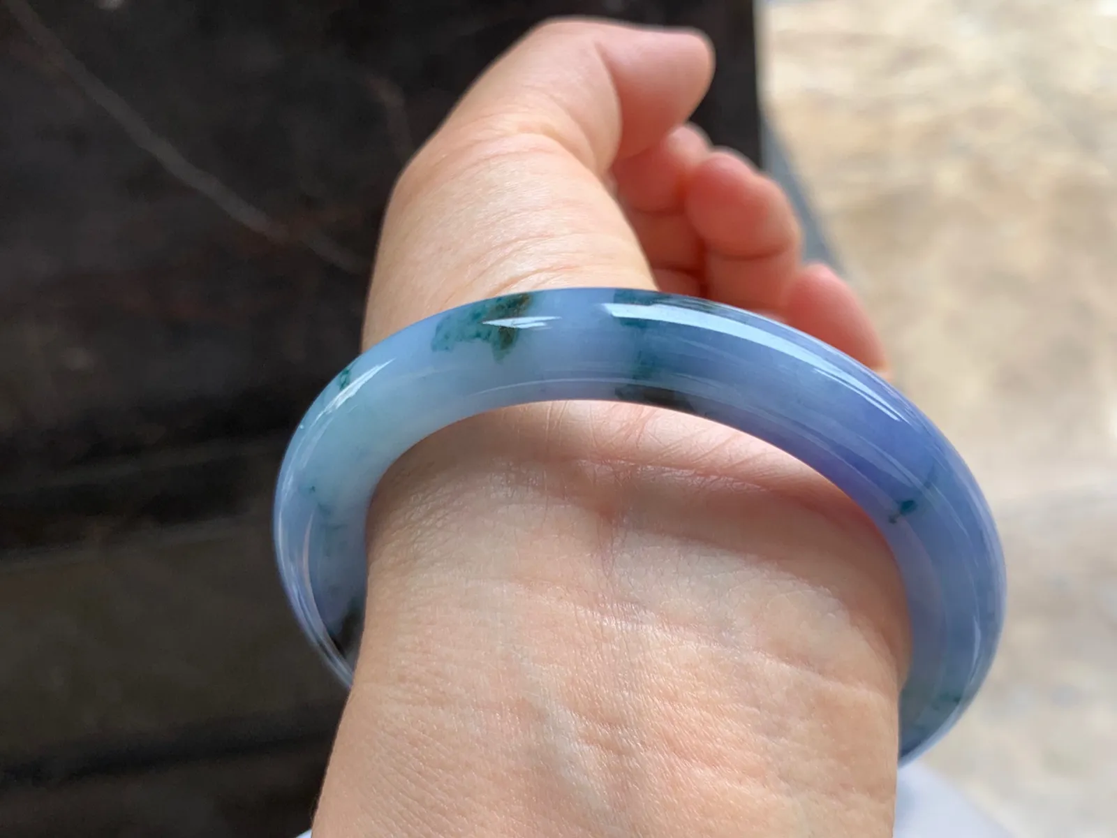 56-9.5mm
紫罗兰飘花圆条手镯 底子细腻 颜色浓艳 上手漂亮