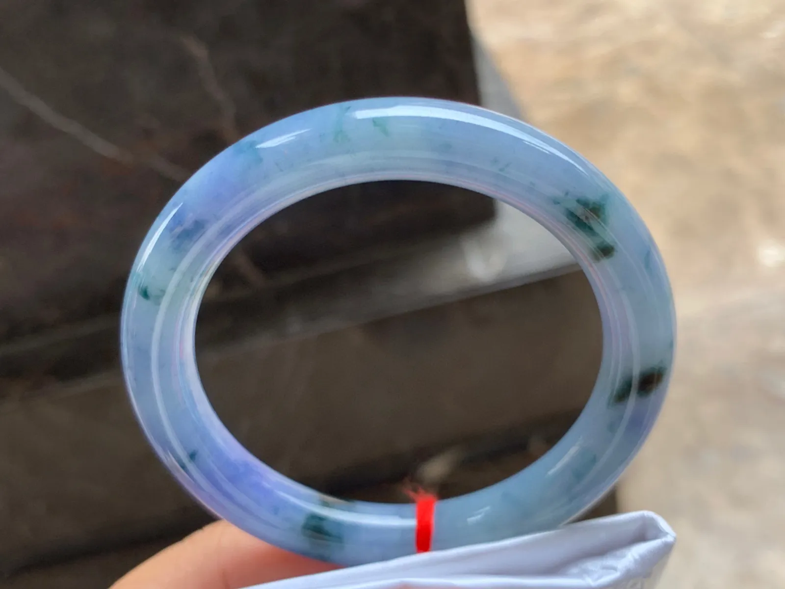 56-9.5mm
紫罗兰飘花圆条手镯 底子细腻 颜色浓艳 上手漂亮