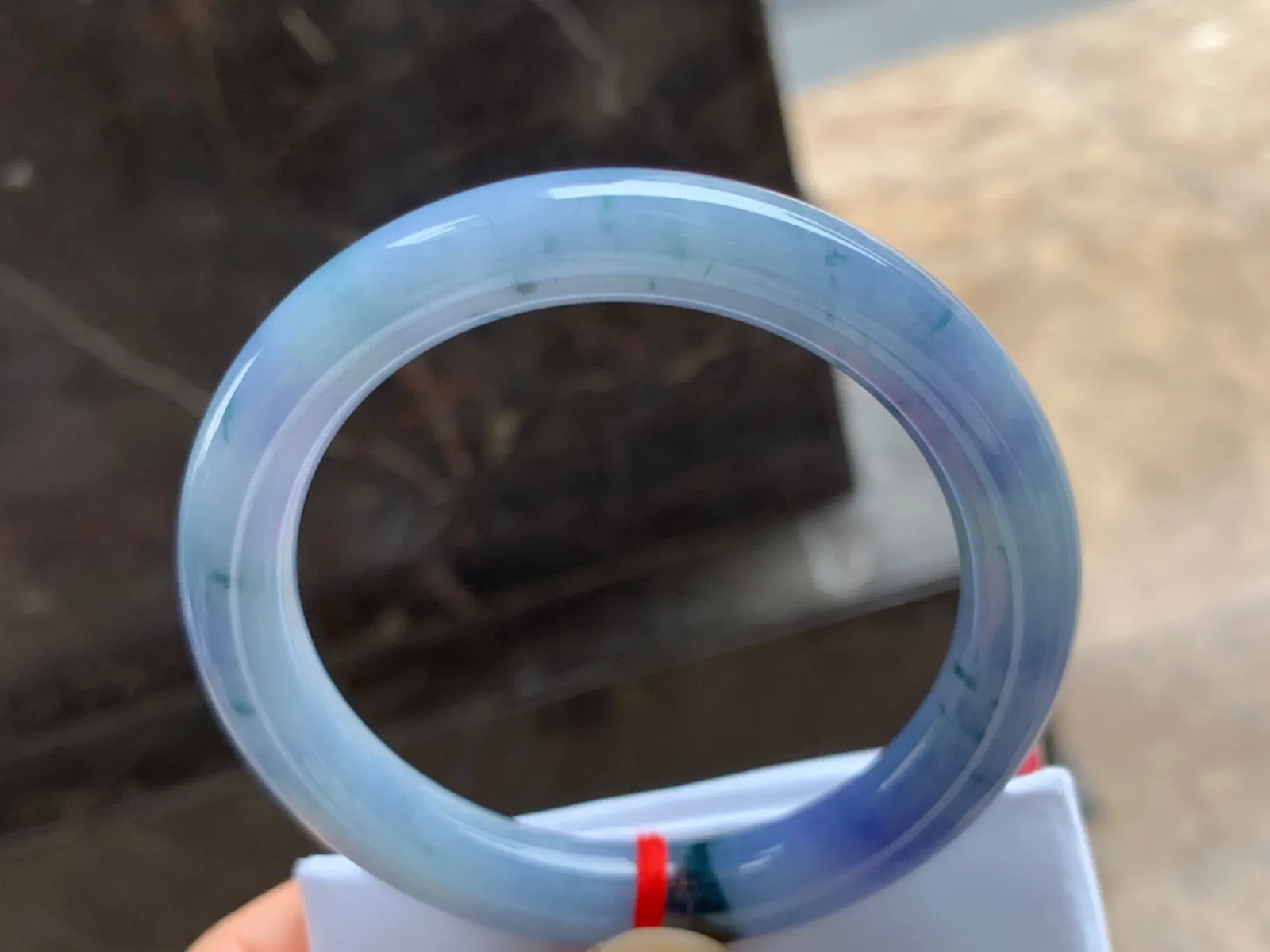 56-9.5mm
紫罗兰飘花圆条手镯 底子细腻 颜色浓艳 上手漂亮