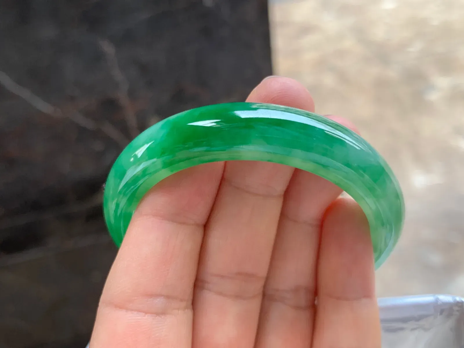 51-12.5-7.5mm
满色手镯 种好细腻 颜色辣绿