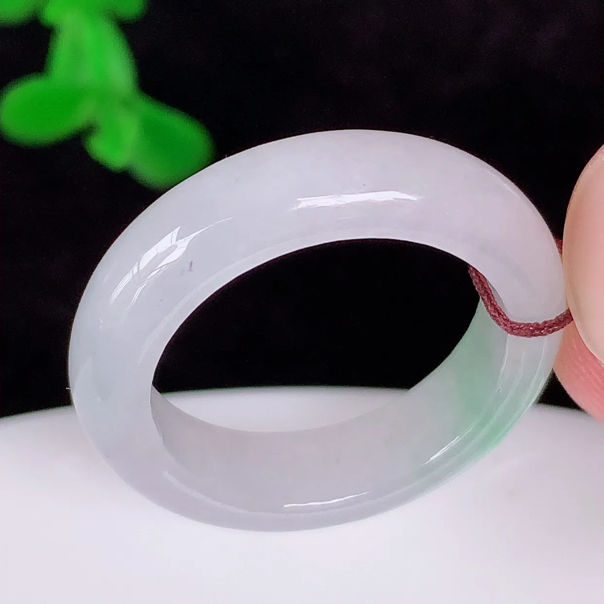 自然光实拍，冰润冰糯种飘阳绿17.5mm内径翡翠指环，玉戒指，玉质莹润，好精美好冰润的指环，16圈口，上手纤巧！#56.29