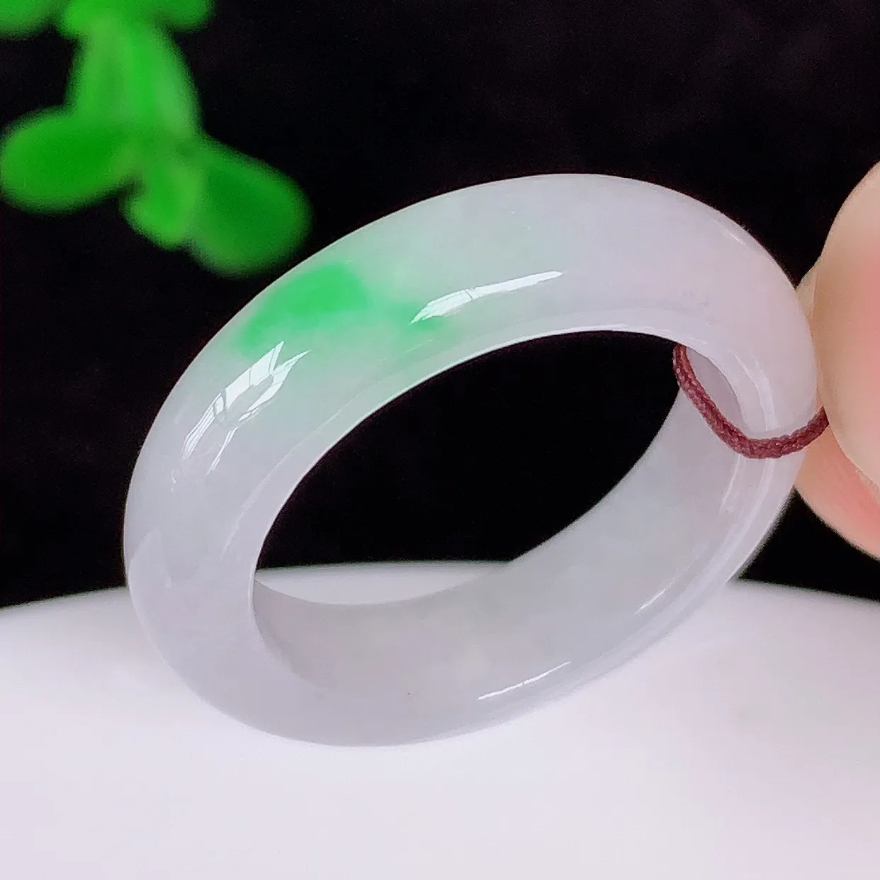 自然光实拍，冰润冰糯种飘阳绿17.5mm内径翡翠指环，玉戒指，玉质莹润，好精美好冰润的指环，16圈口