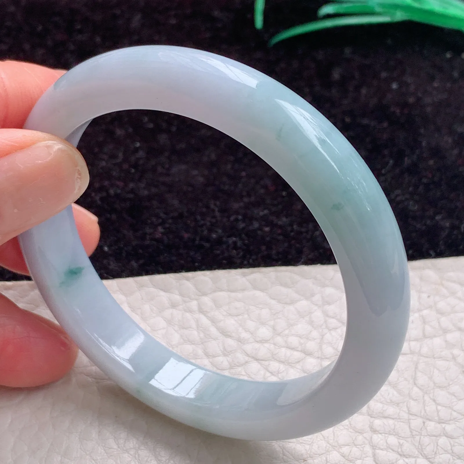 js自然光53*10.5*7.5缅甸翡翠手镯奶白底飘花平安镯宽边正圈镯子