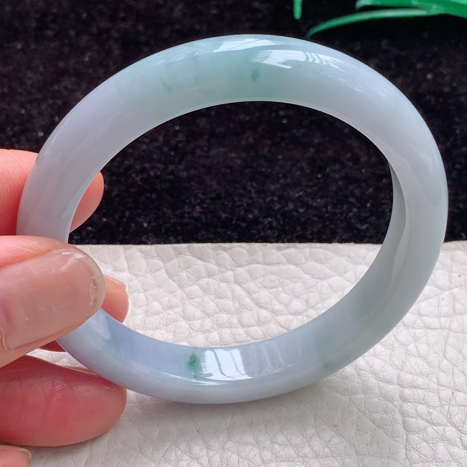 js自然光53*10.5*7.5缅甸翡翠手镯奶白底飘花平安镯宽边正圈镯子