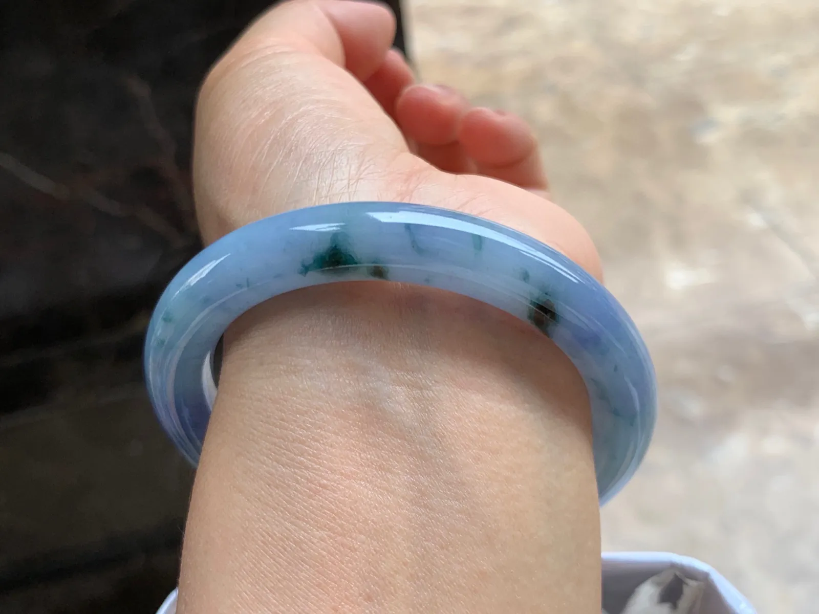 56-9.5mm
紫罗兰飘花圆条手镯 底子细腻 颜色浓艳 上手漂亮