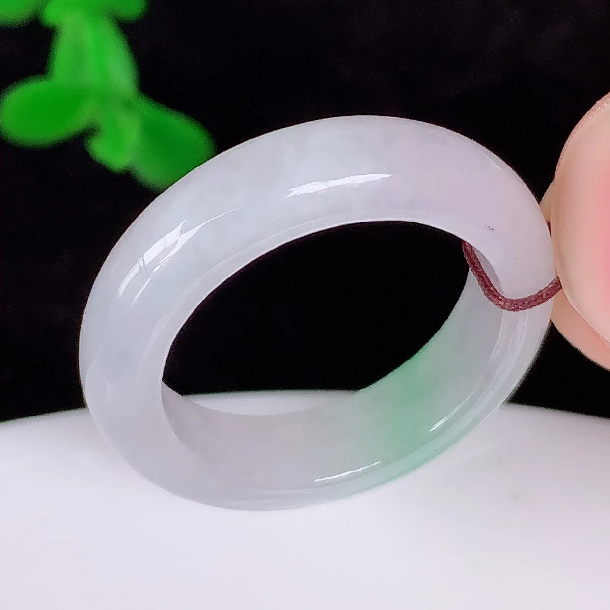 自然光实拍，冰润冰糯种飘阳绿17.5mm内径翡翠指环，玉戒指，玉质莹润，好精美好冰润的指环，16圈口，上手纤巧！#56.29