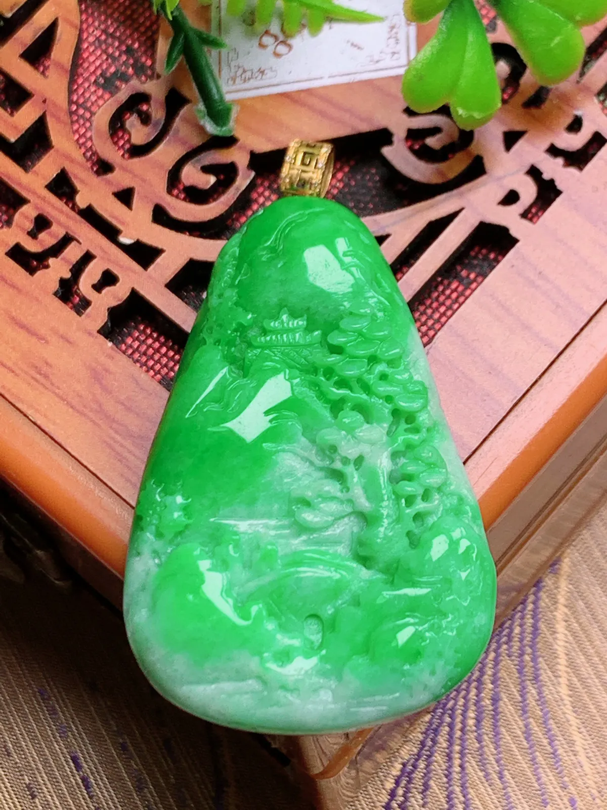 精品推荐，缅甸天然A货翡翠，18K金镶嵌飘阳绿山水牌吊坠，种水好，颜色鲜艳，玉质水润细腻，工艺精湛，