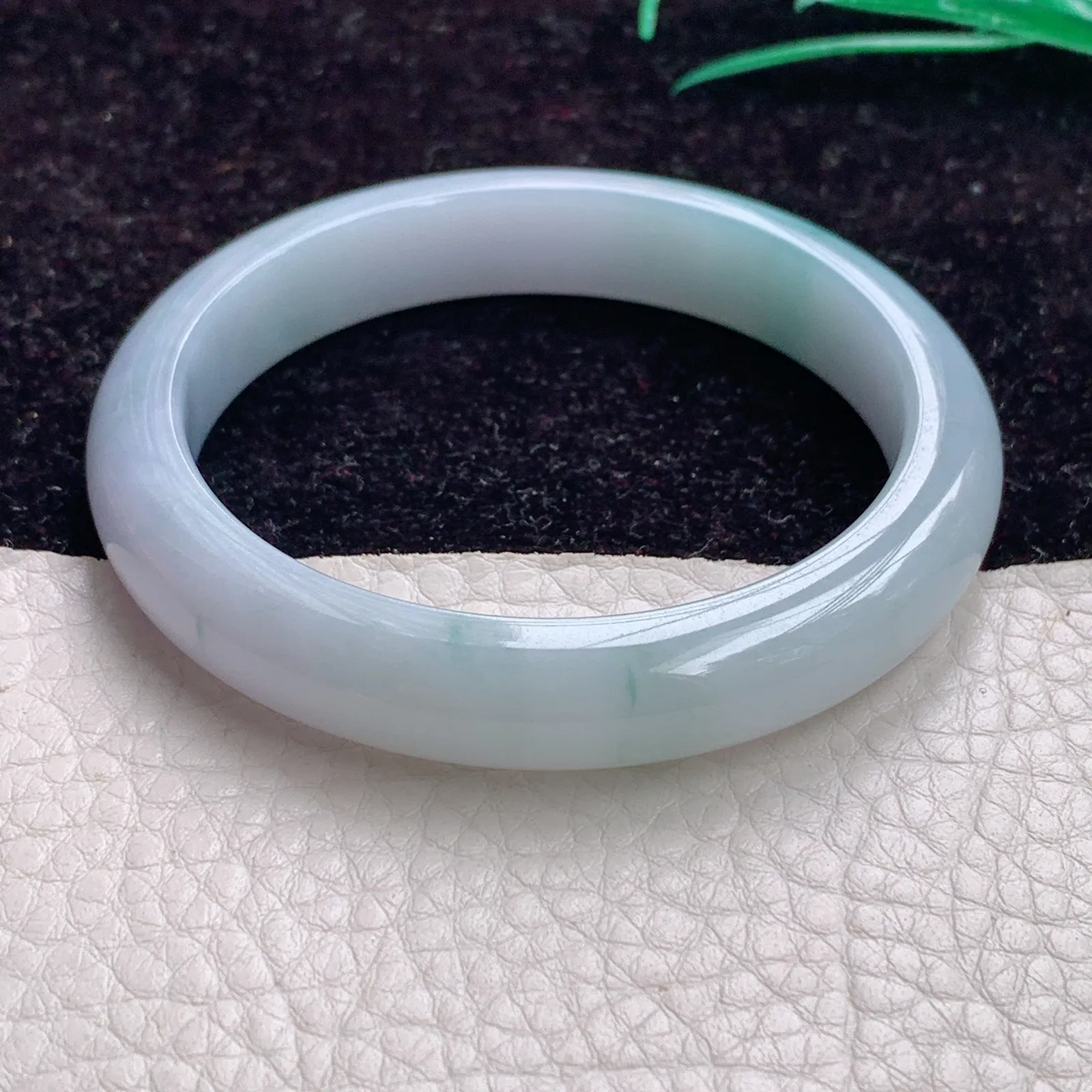 js自然光53*10.5*7.5缅甸翡翠手镯奶白底飘花平安镯宽边正圈镯子