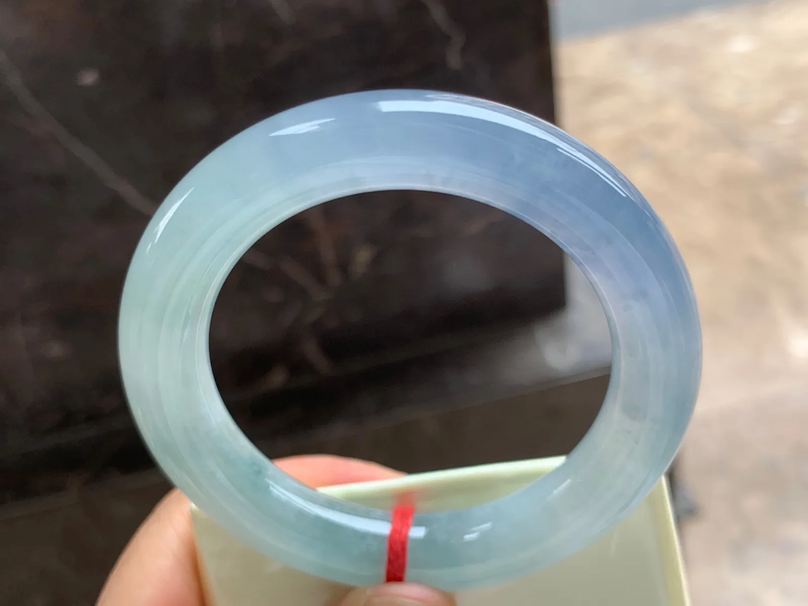 56.5-12mm
冰紫飘花圆条手镯 水润冰透 花色漂亮 条形优秀 上手大气