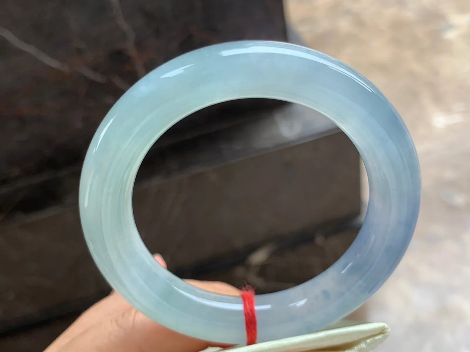 56.5-12mm
冰紫飘花圆条手镯 水润冰透 花色漂亮 条形优秀 上手大气
