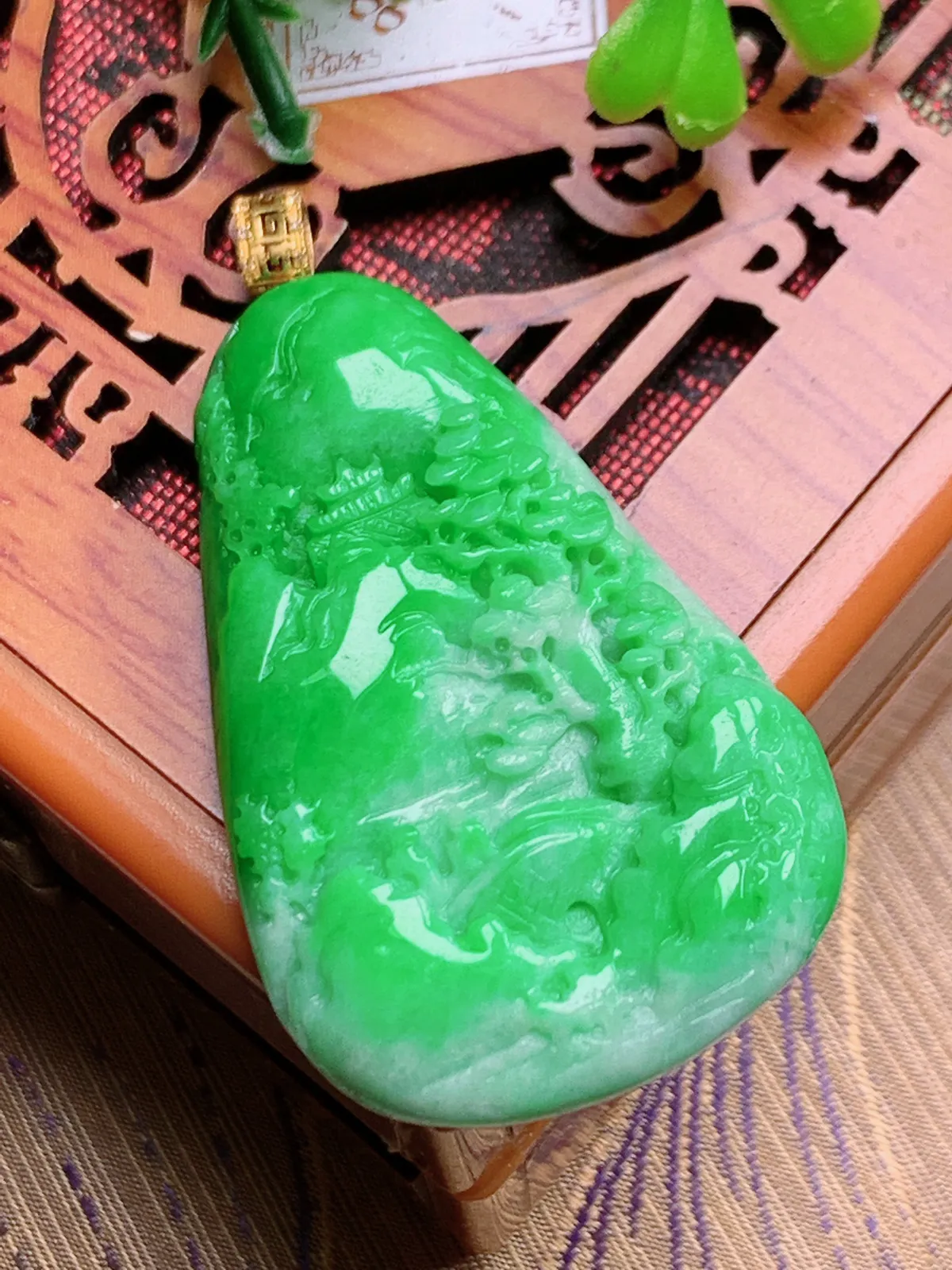 精品推荐，缅甸天然A货翡翠，18K金镶嵌飘阳绿山水牌吊坠，种水好，颜色鲜艳，玉质水润细腻，工艺精湛，
