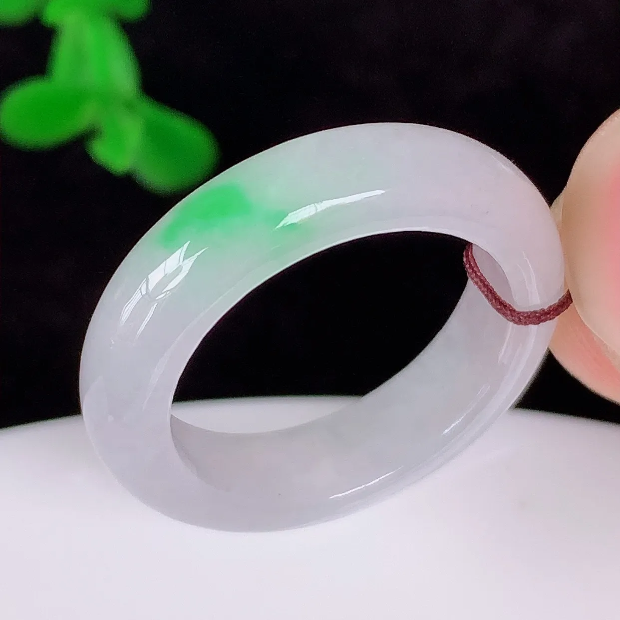 自然光实拍，冰润冰糯种飘阳绿17.5mm内径翡翠指环，玉戒指，玉质莹润，好精美好冰润的指环，16圈口，上手纤巧！#56.29