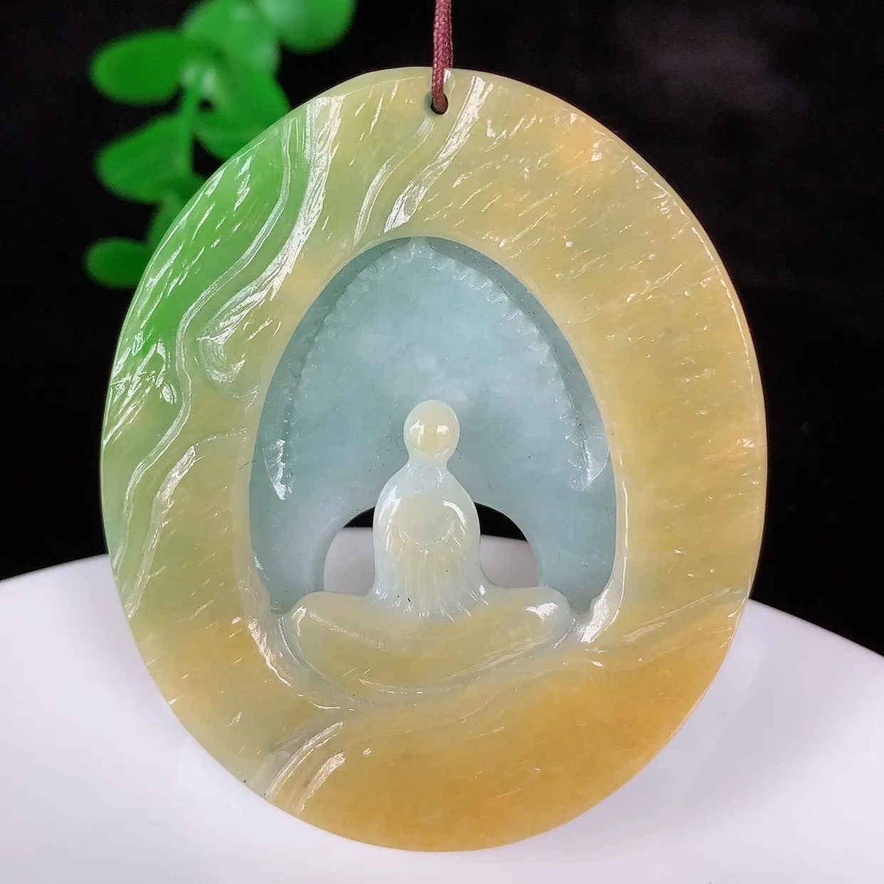 自然光实拍，冰润冰糯种双彩黄加绿翡翠悟道吊坠，翡翠悟道寓意“祥和，安宁，吉祥，幸福”，佩戴效果优雅迷
