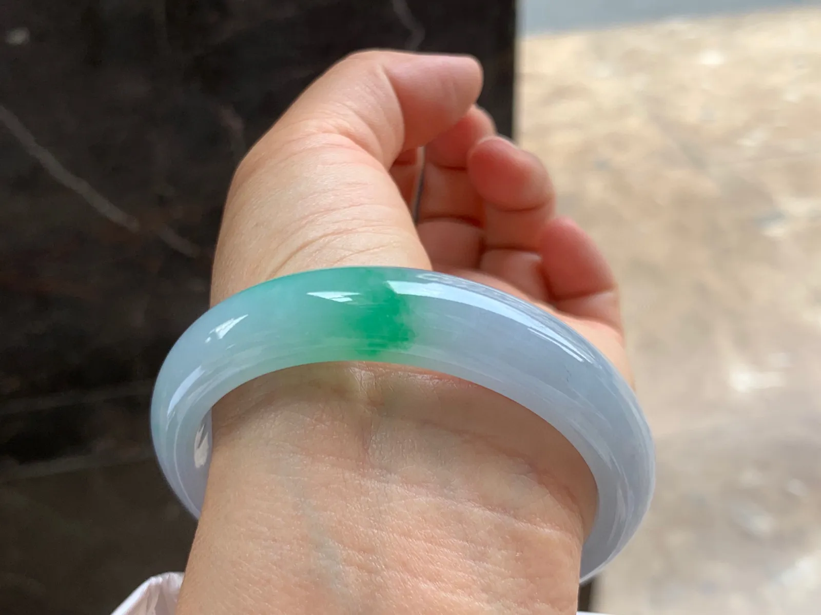 56.5-13-8mm
带色手镯 种好细腻细腻 色阳