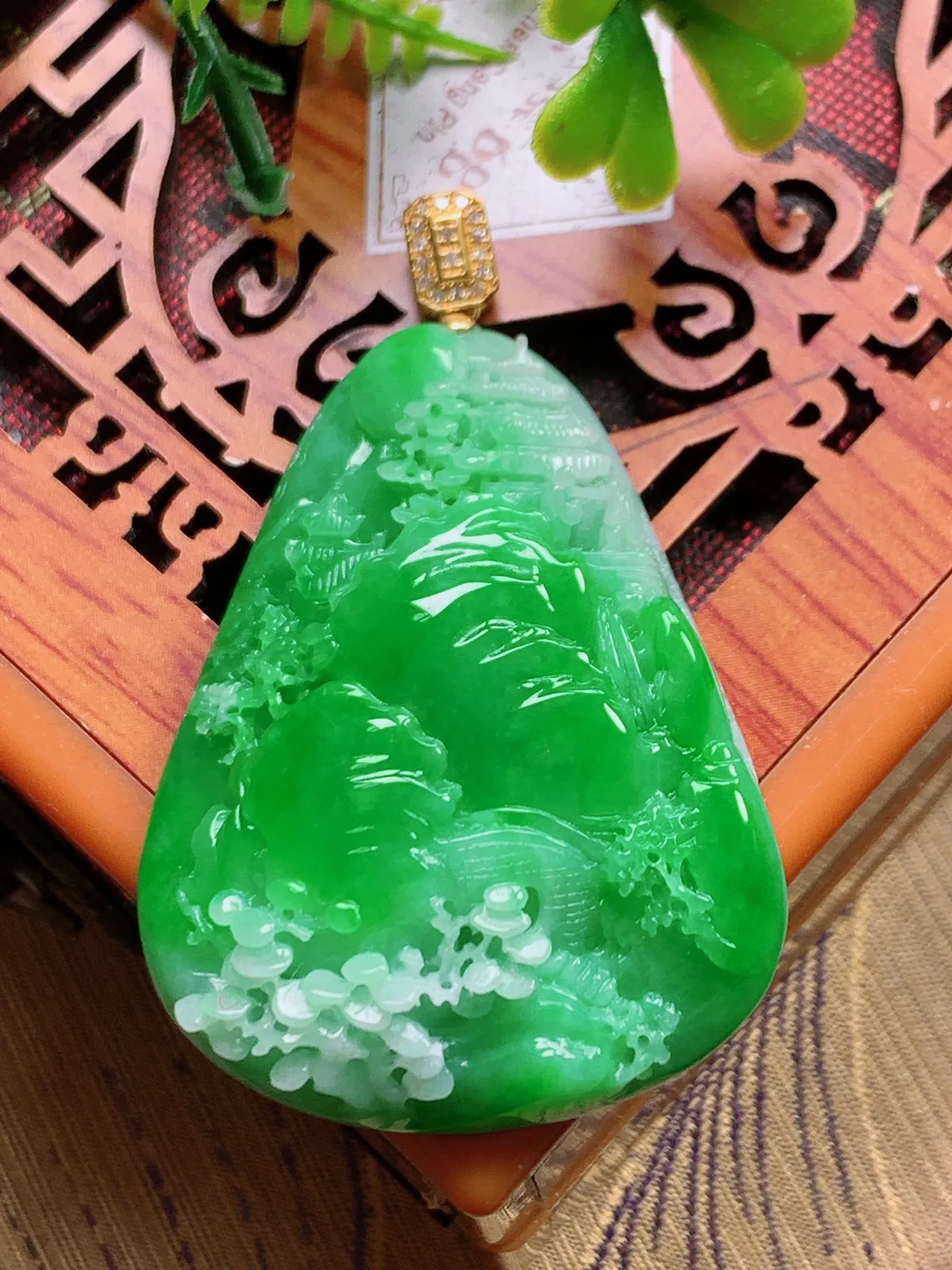精品推荐，缅甸天然A货翡翠，18K金镶嵌飘阳绿山水牌吊坠，种水好，颜色鲜艳，玉质水润细腻，工艺精湛，