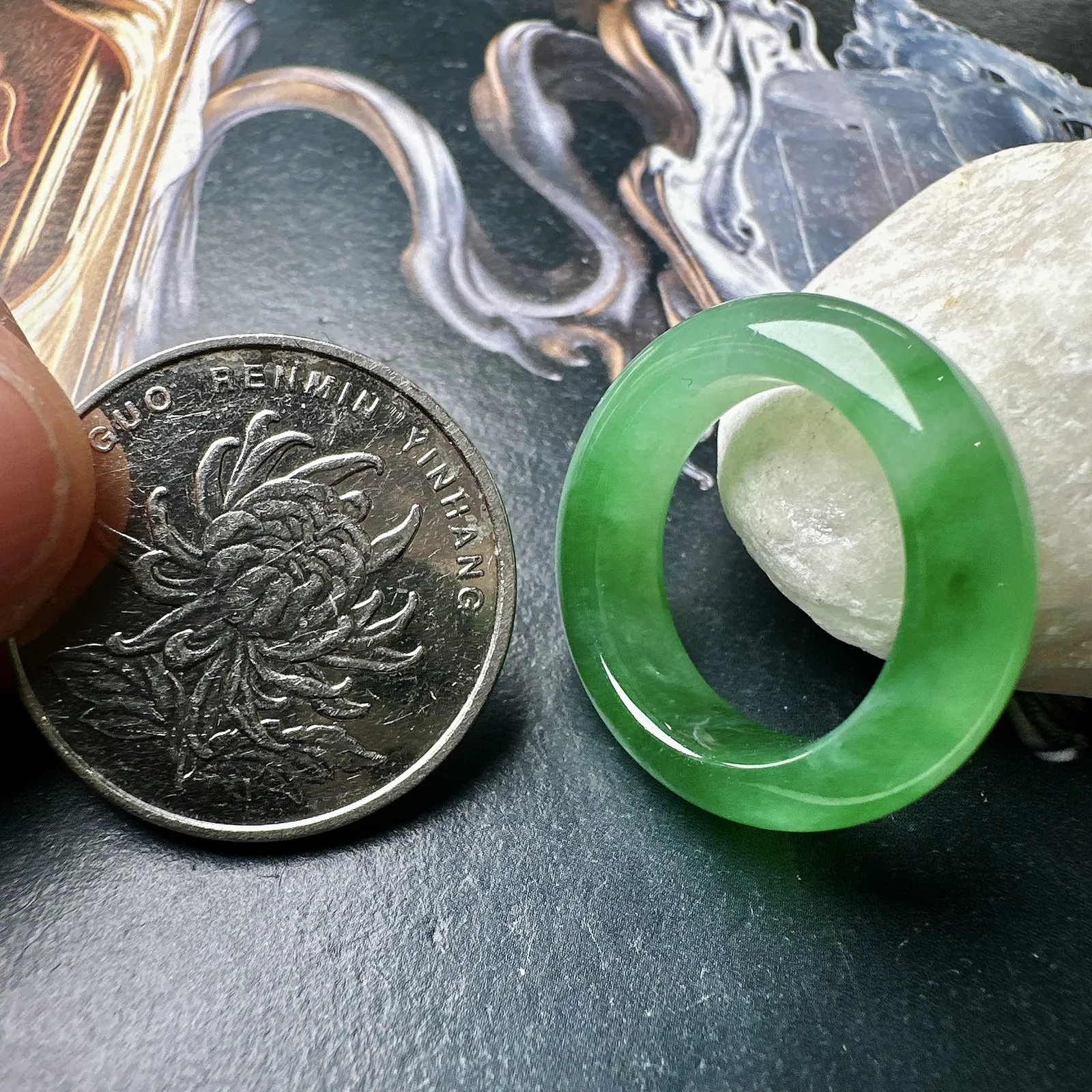 【冰飘绿戒圈】阳绿色泽。纯净通透，冰胶感出众，上手晶莹闪亮