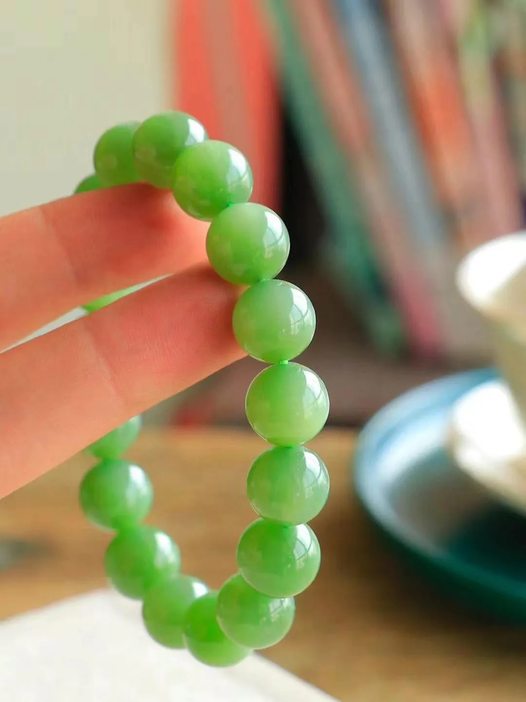 好【福运绵延.手串】

精品️和田玉碧玉圆珠手串，承载着千年玉文化的深厚底蕴，寓意吉祥如意、福运绵长。每一颗珠子都经过精心打磨，圆润光滑，为您带来宁静与祥和。重47克  尺寸取一12mm  fDL-7947300