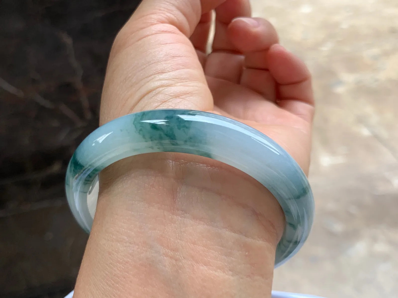 57-12-7.5mm
飘花手镯 底子细腻 花色均匀灵动