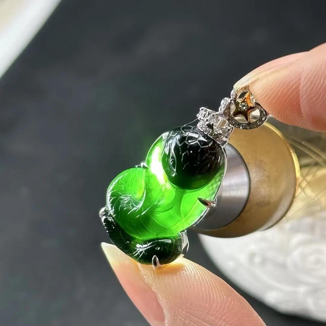 精品18k墨翠蛇吊坠 种好色正  打灯通透 油性十足