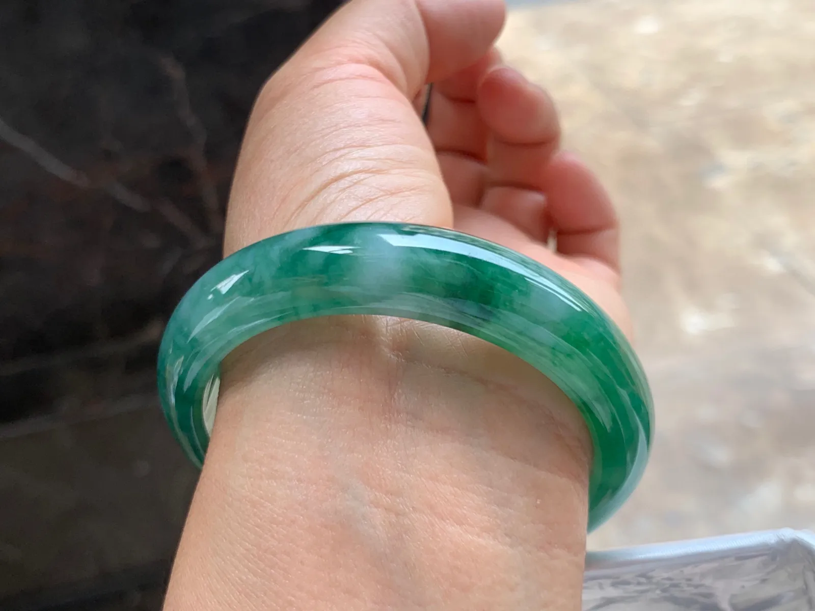 55-13-7.5mm
带色手镯 底子细腻 颜色独特 上手特色