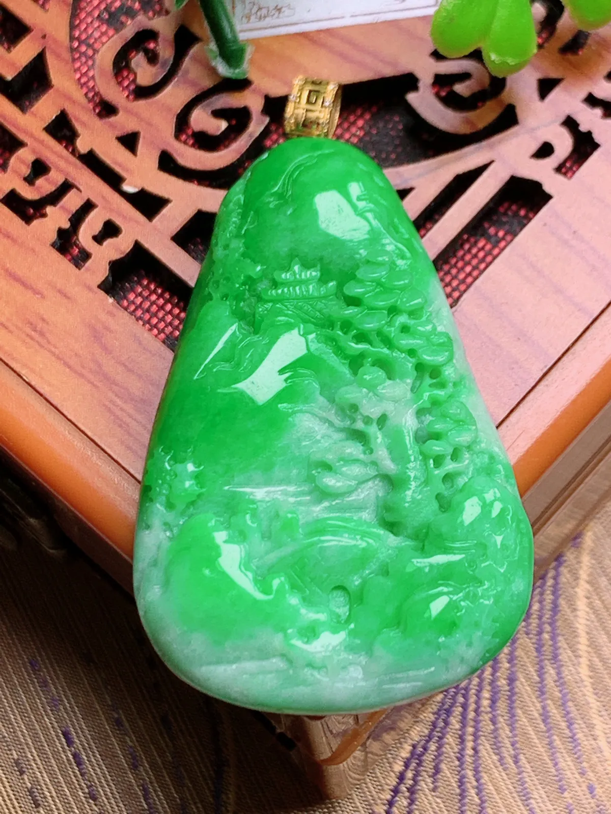 精品推荐，缅甸天然A货翡翠，18K金镶嵌飘阳绿山水牌吊坠，种水好，颜色鲜艳，玉质水润细腻，工艺精湛，佩戴效果更佳。