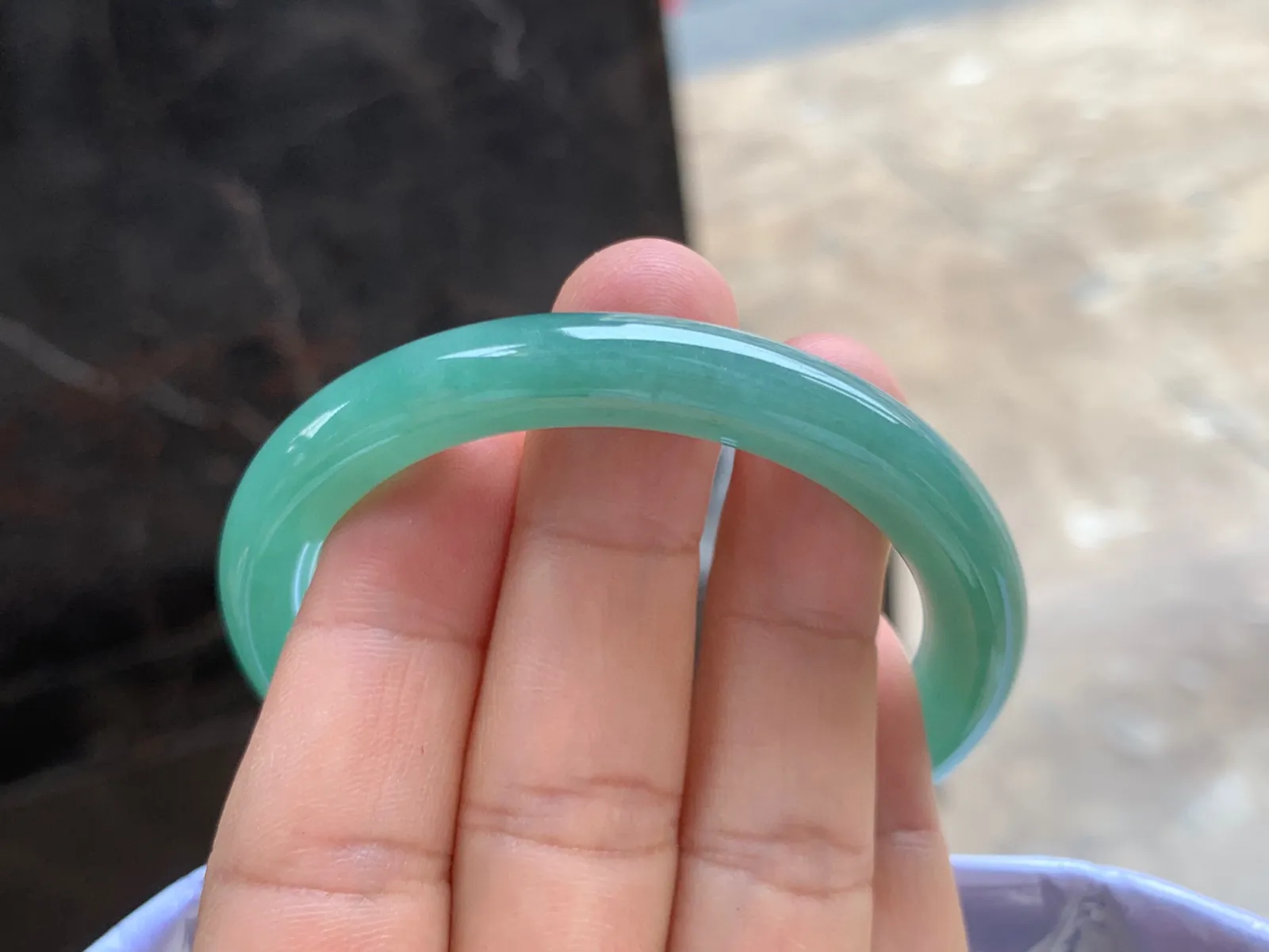 51-8.5mm
豆绿色圆条手镯 底子细腻 上手秀美