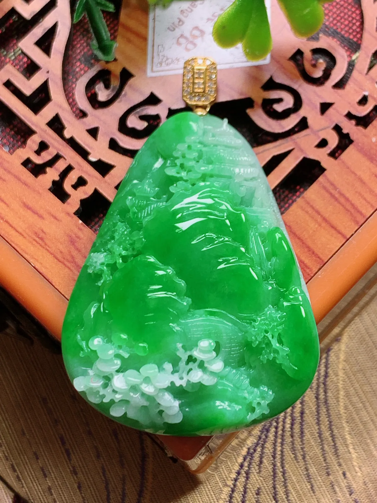 精品推荐，缅甸天然A货翡翠，18K金镶嵌飘阳绿山水牌吊坠，种水好，颜色鲜艳，玉质水润细腻，工艺精湛，佩戴效果更佳。