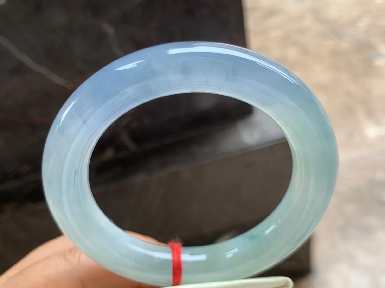 56.5-12mm
冰紫飘花圆条手镯 水润冰透 花色漂亮 条形优秀 上手大气