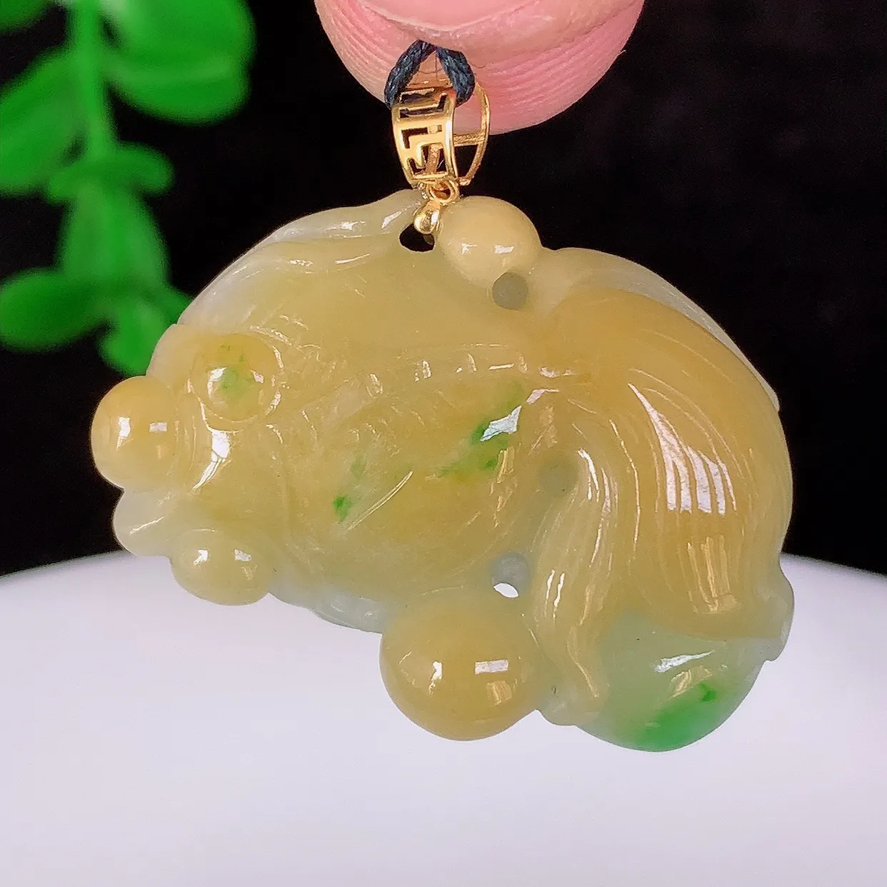 自然光实拍，18K金镶嵌冰润双彩黄加绿翡翠年年有余，自由自在玉吊坠，寓意财源广进，雕工婉约，栩栩如生