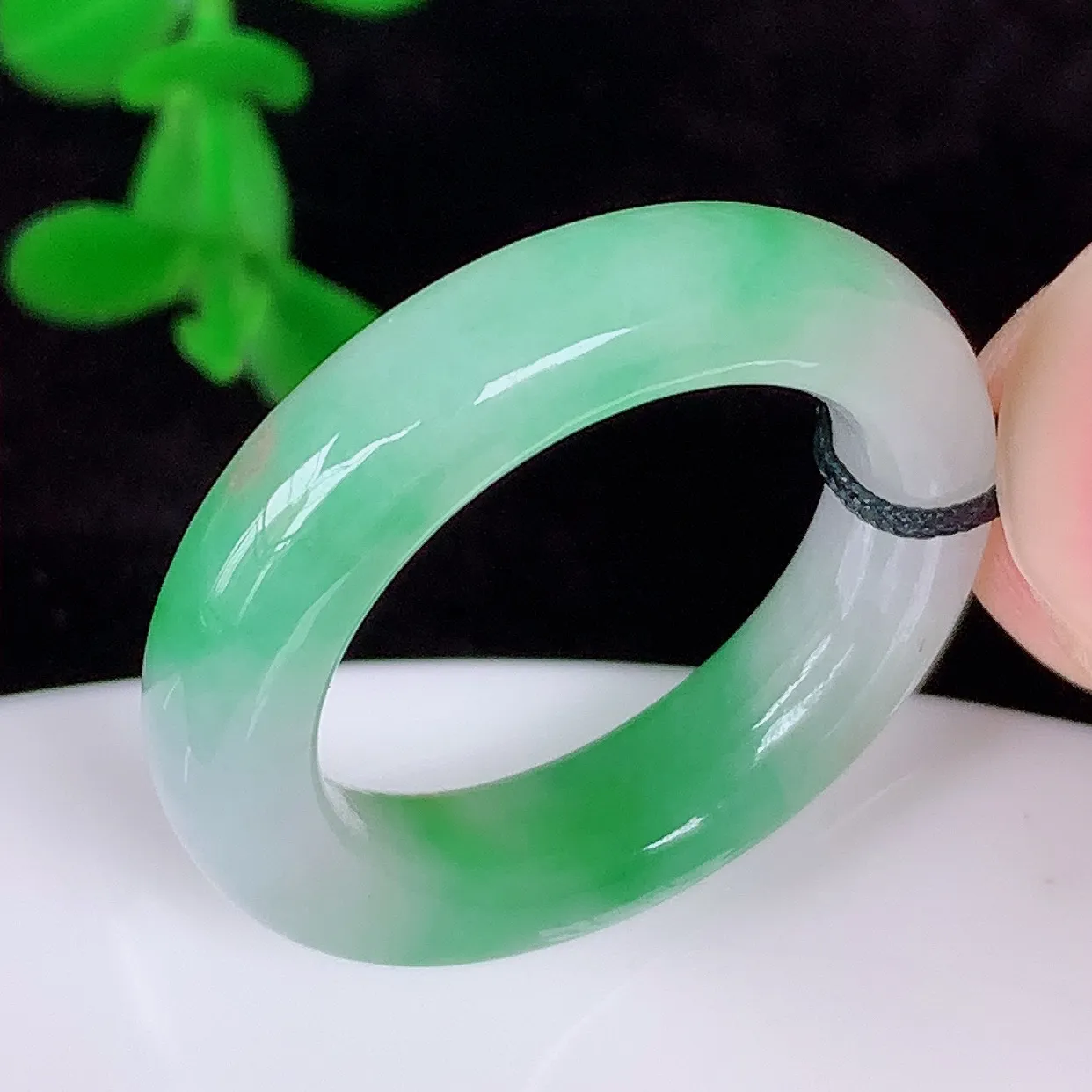 自然光实拍，冰润冰糯种飘绿18mm内径翡翠指环，玉戒指，玉质莹润，好精美好冰润的指环，18圈口，上手纤巧！#1.29