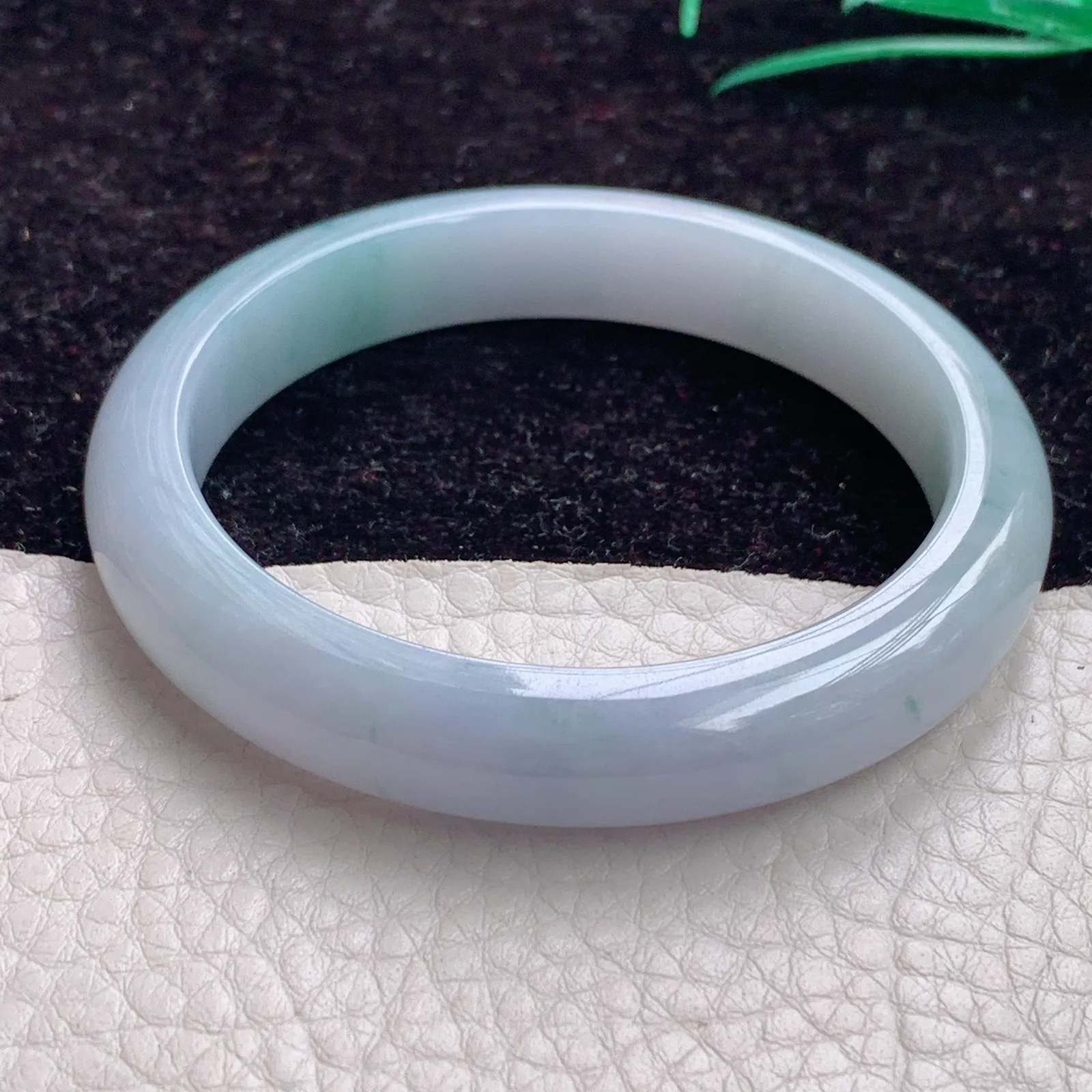 js自然光53*10.5*7.5缅甸翡翠手镯奶白底飘花平安镯宽边正圈镯子