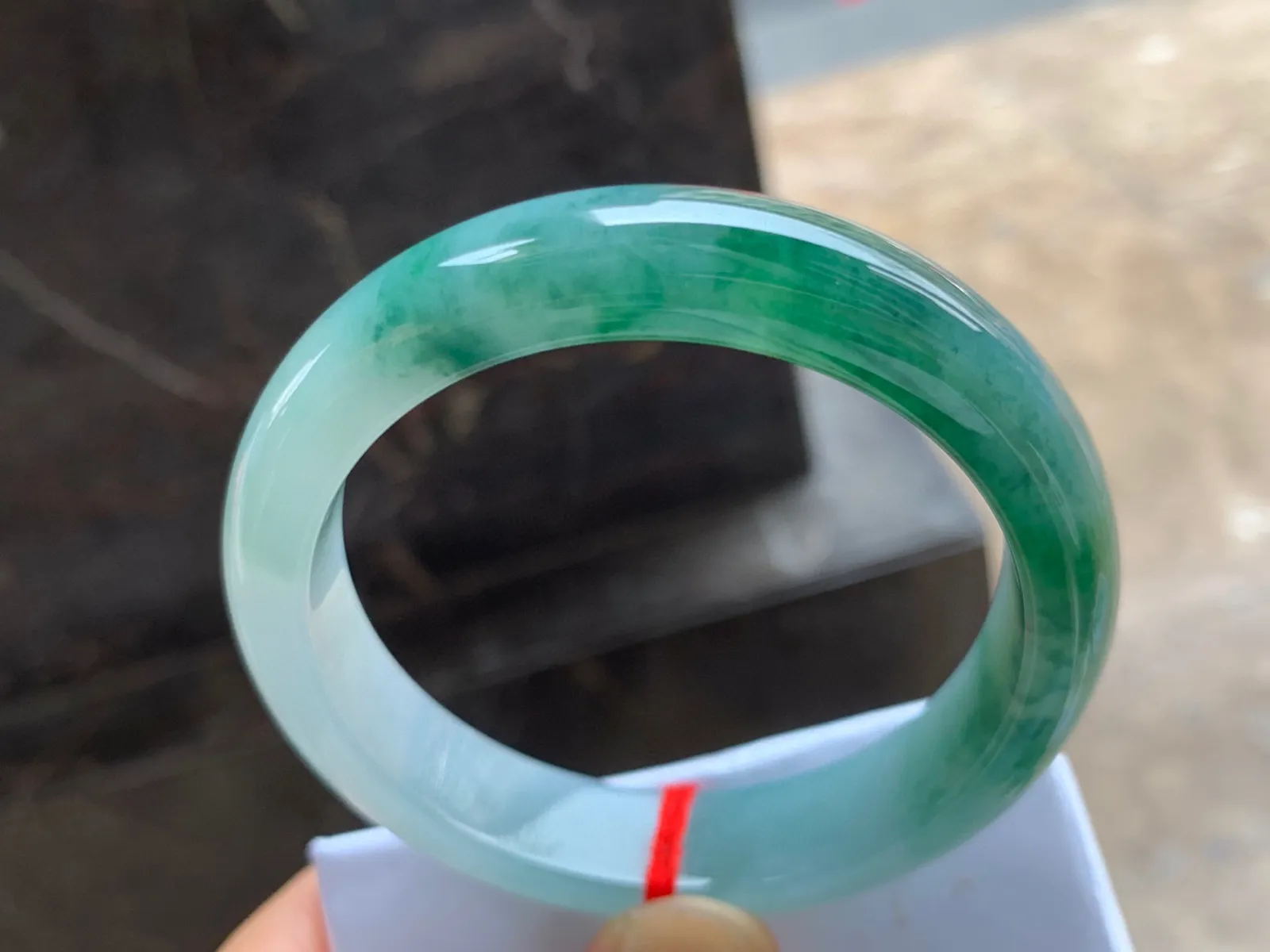 56-13-8mm
飘花手镯 底子细腻 花色漂亮 上手大气