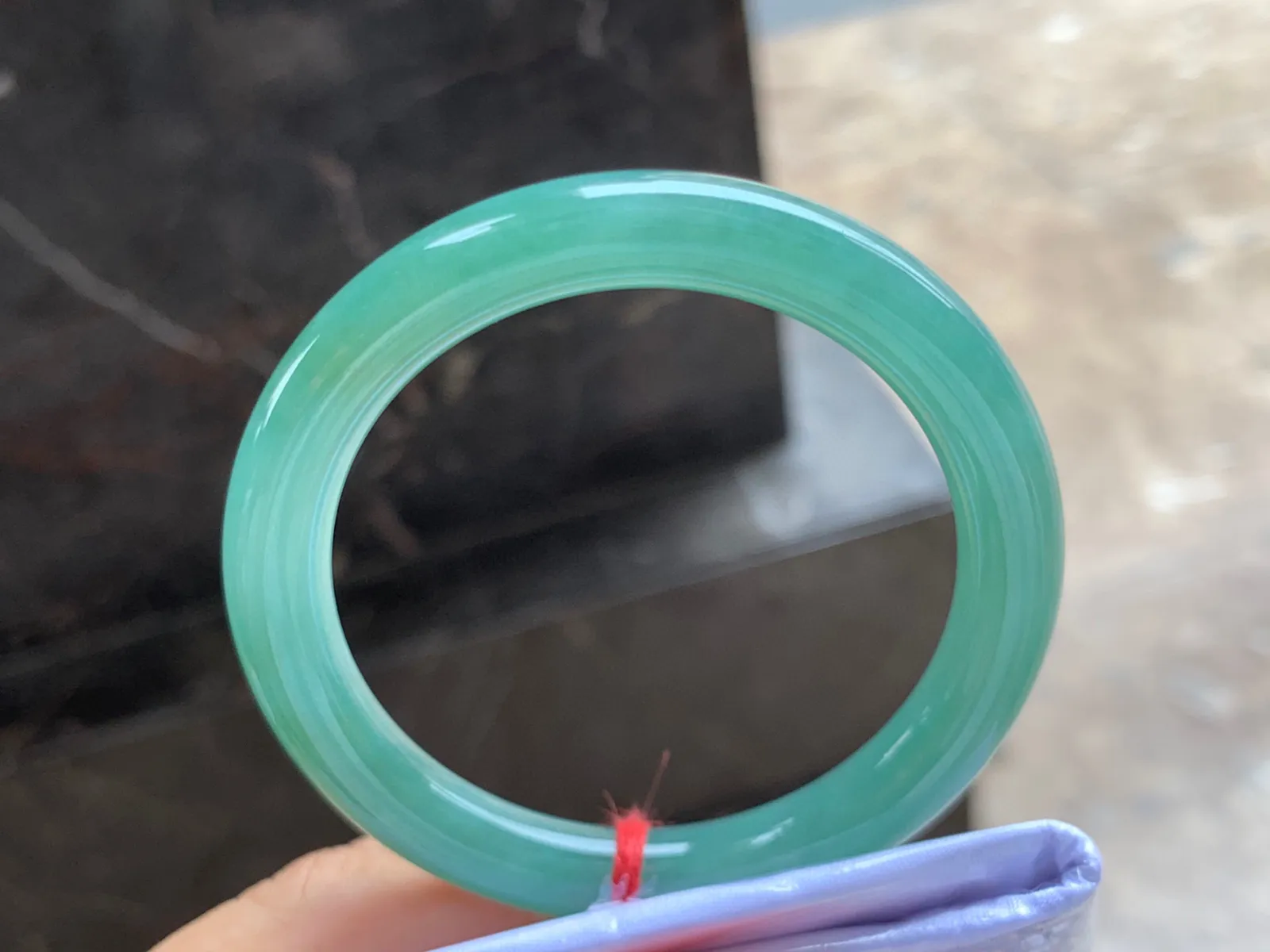51-8.5mm
豆绿色圆条手镯 底子细腻 上手秀美