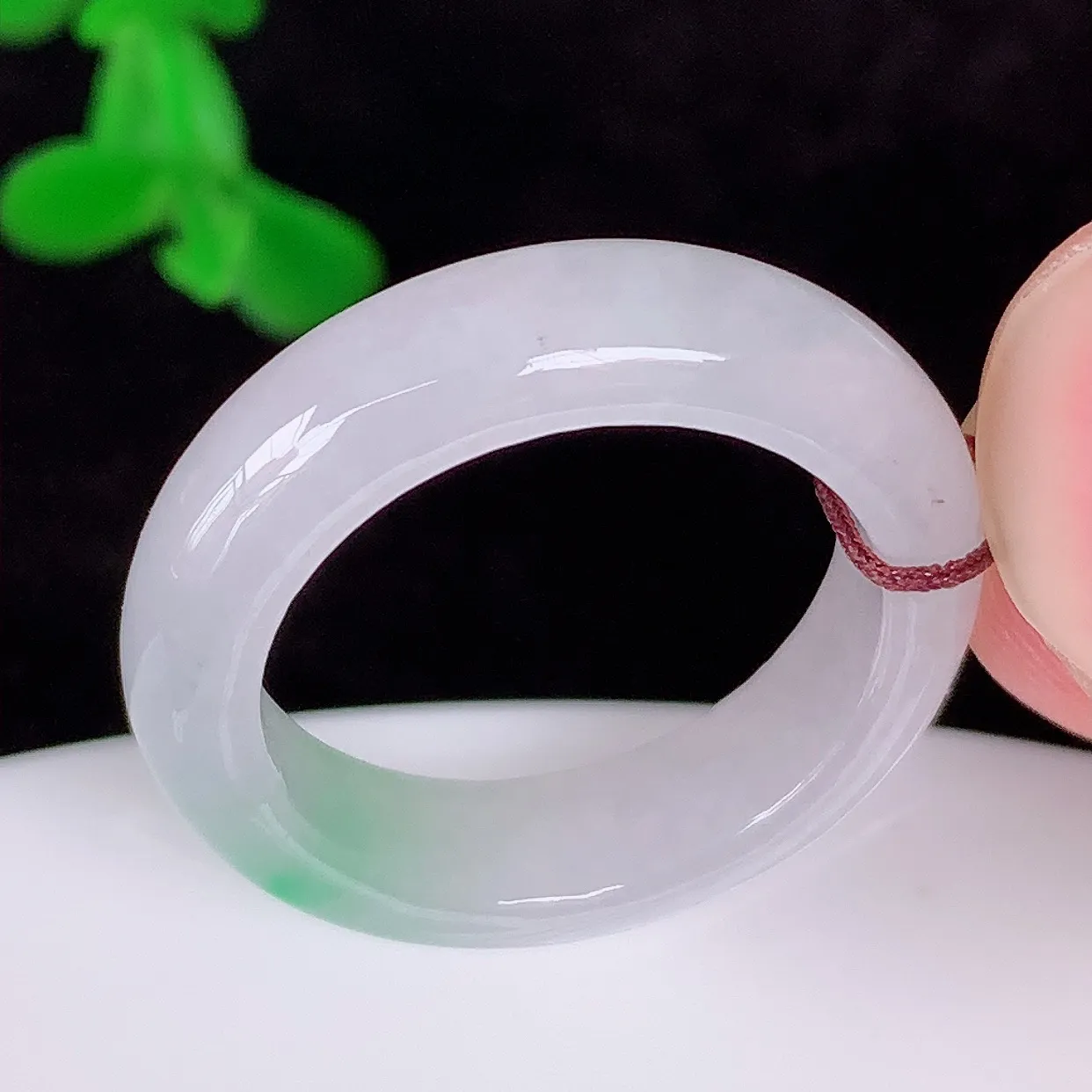 自然光实拍，冰润冰糯种飘阳绿17.5mm内径翡翠指环，玉戒指，玉质莹润，好精美好冰润的指环，16圈口，上手纤巧！#56.29