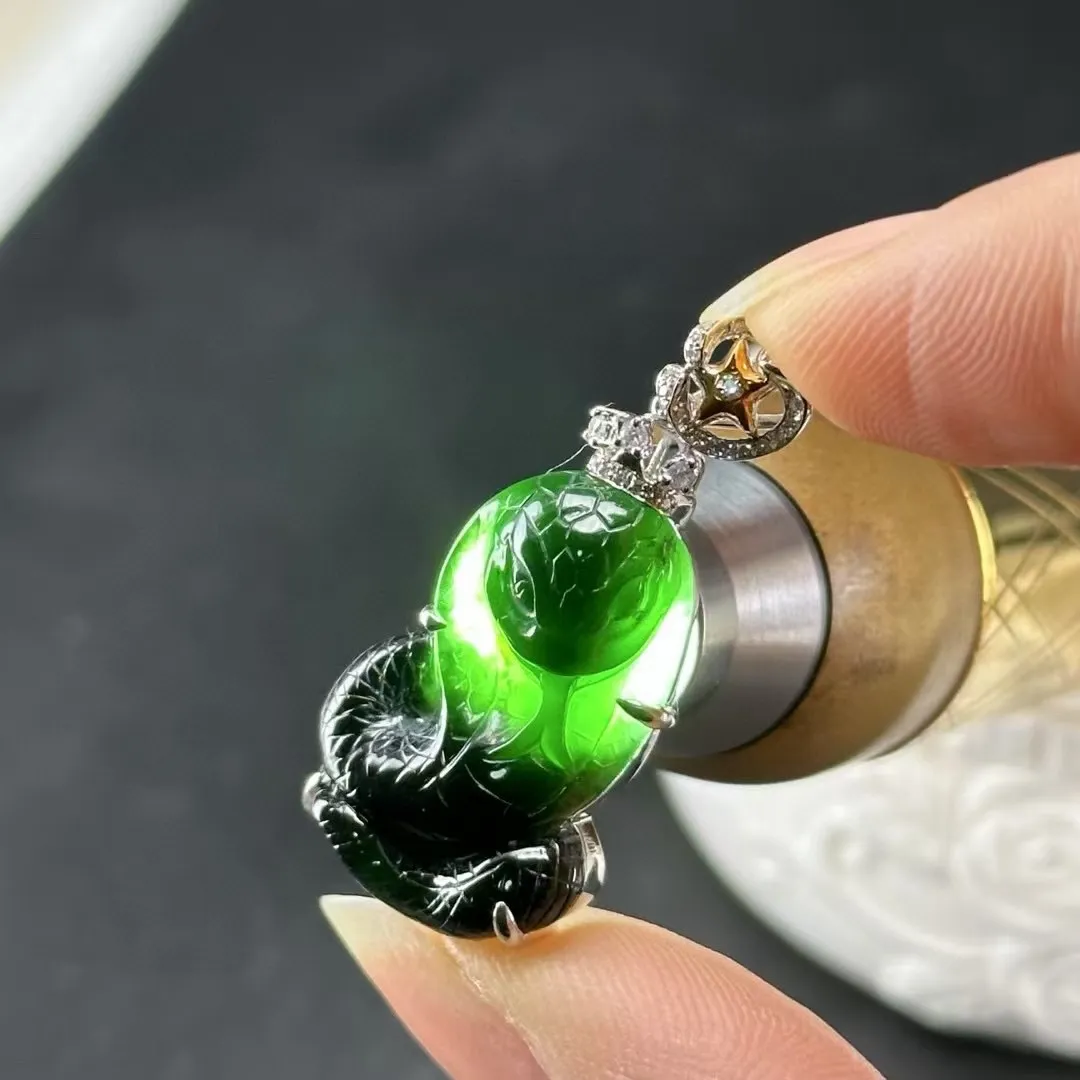 精品18k墨翠蛇吊坠 种好色正  打灯通透 油性十足