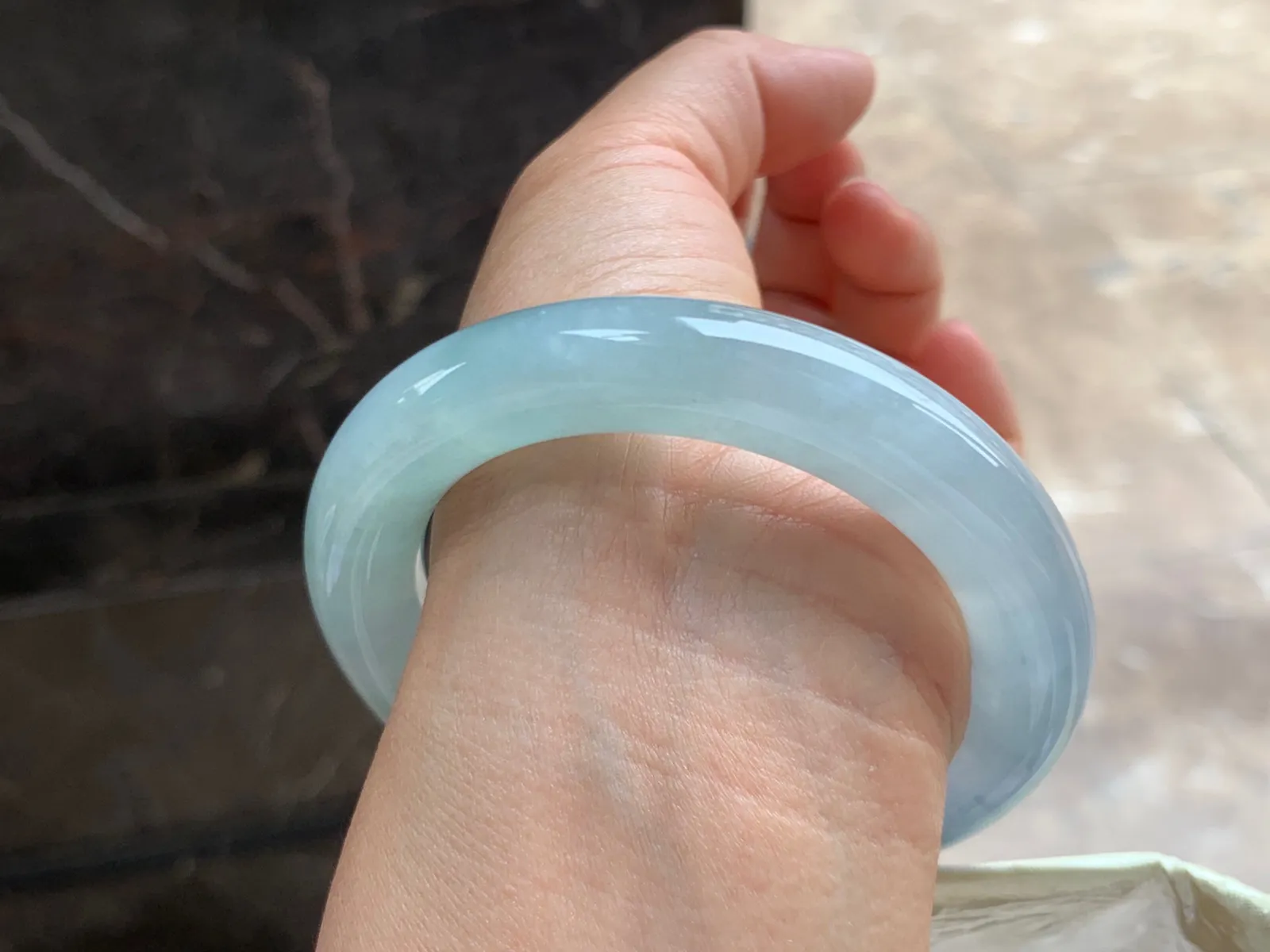 56.5-12mm
冰紫飘花圆条手镯 水润冰透 花色漂亮 条形优秀 上手大气