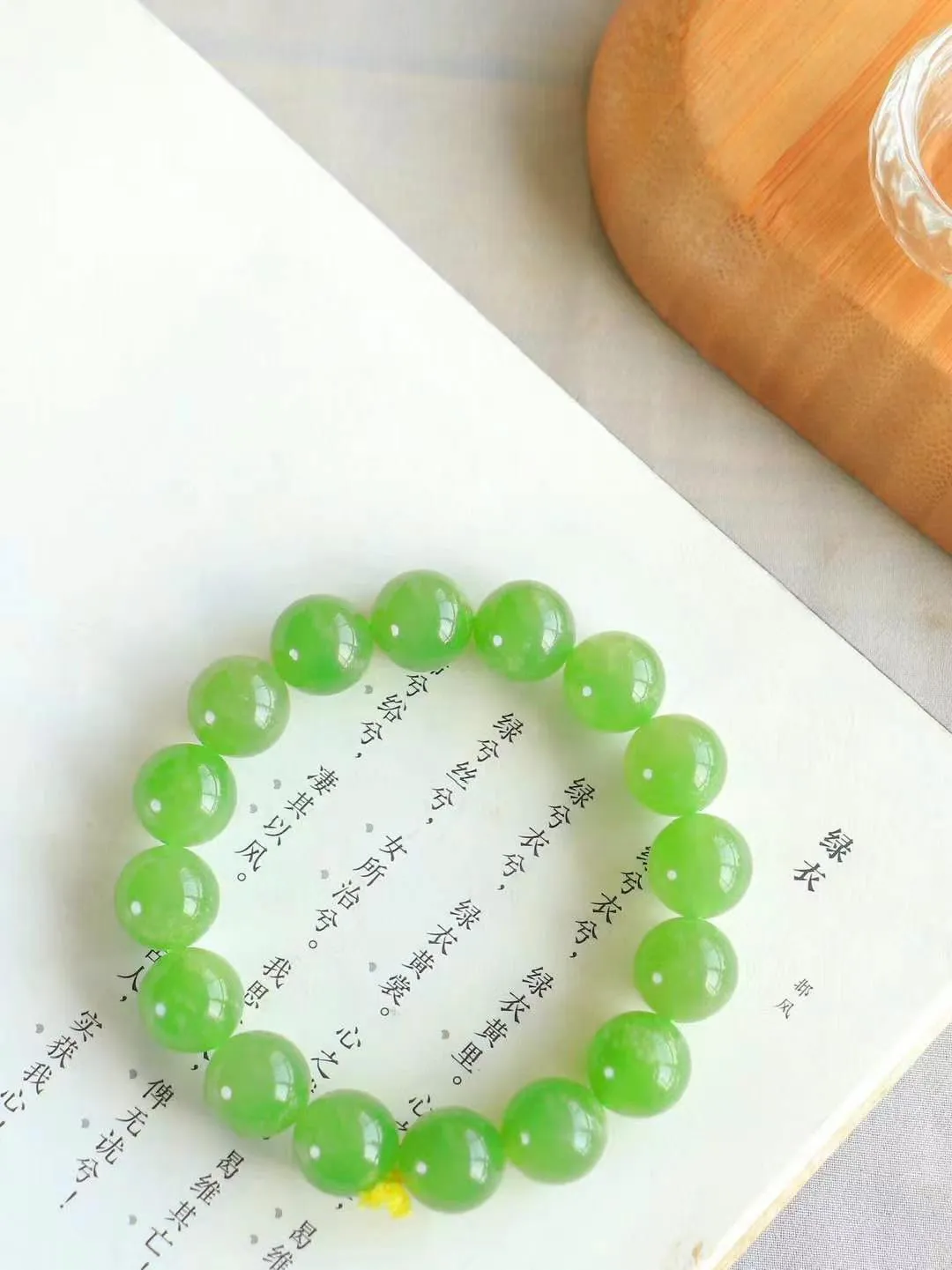 【珠圆玉润.手串】

精品和田玉翠青珠圆玉润手串 玉质温润细腻  整串打磨圆润，佩戴舒适。珠珠落玉盘，间关莺语花底滑，一生美好时光，无论身在何处，都有它相伴相守。事事顺遂，幸福美满，吉祥如意。重51.5克 尺寸取一12.7mm  FDA-3640223