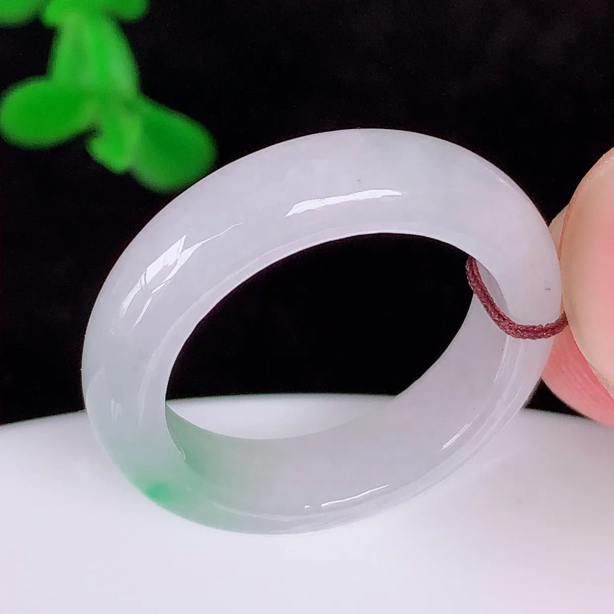 自然光实拍，冰润冰糯种飘阳绿17.5mm内径翡翠指环，玉戒指，玉质莹润，好精美好冰润的指环，16圈口